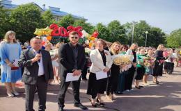 24 мая в нашей школе состоялась торжественная линейка, посвященная празднику Последнего звонка. 
