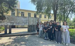 В преддверии Дня памяти и скорби 20 июня 12 учащихся 8- х классов, работающих и отдыхающих в ЛТО "Бригантина" МБОУ СОШ N100, приняли участие в возложении цветов к мемориалу воинам, погибшим в годы Великой Отечественной войны на территории ФГБНУ ФНЦ ВНИИМКа.