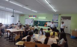18 июня в ЛДП "Весёлый улей" сотрудниками ДПС ОБДПС по г.Краснодару проведены лекции- беседы на тему: "Соблюдение ПДД во время летних каникул"